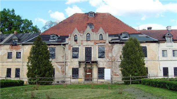 Heinrich von Lehndorff, Schloss Steinort und der Widerstand gegen Hitler Ein marodes Schloss dessen Fensteröffnungen mit schwarzer Folie verschlossen sind