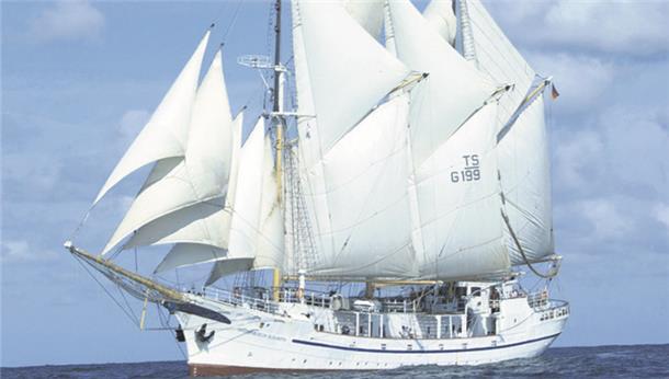 So schick sieht die „Großherzogin Elisabeth“, genannt „Lissy“ unter vollen Segeln aus. Der Gaffelschoner mit einer Breite von 8,23 Metern und einer Länge von 63,7 Metern wurde 1909 gebaut.