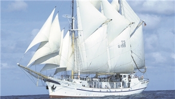 So schick sieht die „Großherzogin Elisabeth“, genannt „Lissy“ unter vollen Segeln aus. Der Gaffelschoner mit einer Breite von 8,23 Metern und einer Länge von 63,7 Metern wurde 1909 gebaut.