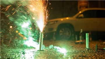 So schön Feuerwerk und Co. in der Silvesternacht auch aussehen, so böse ist das Erwachen am Morgen - wenn das Auto gelitten hat. 