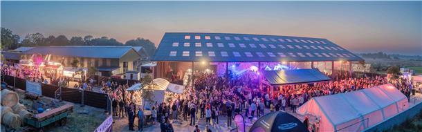 Party in einer Maschinenhalle