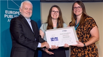 So sehen Gewinnerinnen aus: Lena Gausmann und Charlene Schnibbe zusammen mit Zeitungsdesigner Norbert Küpper bei der Preisverleihung in Wien.