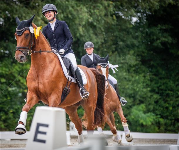 Ein Allround-Talent und ein Triple bei den Elmloher Reitertagen So sehen Sieger aus: Auf der Ehrenrunde geben Carlotta Kopitzki und ihr Pferd richtig Gas.