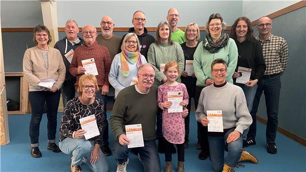 Gruppenfoto im Vereinsheim des Blexer Turnerbundes. Die Frauen und Männer haben alle die Bedingungen fürs Deutsche Sportabzeichen erfüllt.