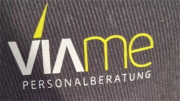 Logo auf einem Kleidungsstück
