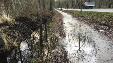 So sieht der Radweg bei Dauerregen aus, es bilden sich große Pfützen.