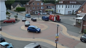 So sieht die Piazza derzeit aus: Das einstige Vorzeigeprojekt ist nicht mehr als ein Kreisel mit schmucken Klinkersteinen.