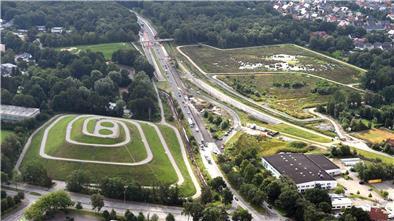 So sieht es aktuell am östlichen Ende der Tunnelbaustelle aus. Links der neue Leherheider Tunnelberg, aus Erdaushub aufgeschüttet und bei Spaziergängern beliebt.