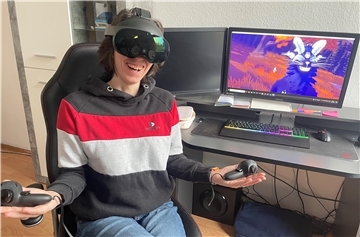 Frau am Rechner mit VR-Brille