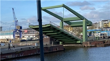 So sieht es aus, wenn die Klappbrücke in der Schleusenstraße in Bremerhaven hochgeklappt wird. Am Donnerstag wird das für mehrere Stunden nicht möglich sein. 