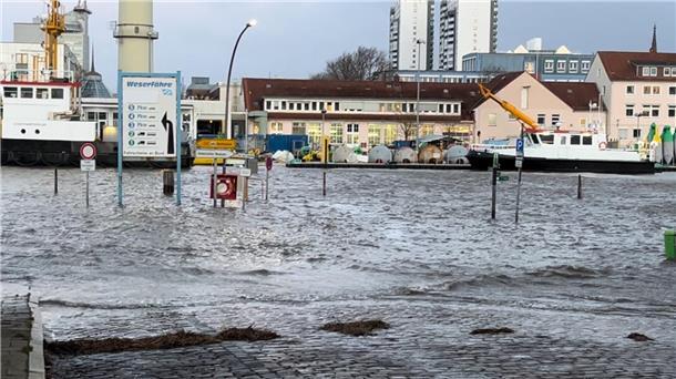 So sieht es in Bremerhaven während des Hochwassers aus.
