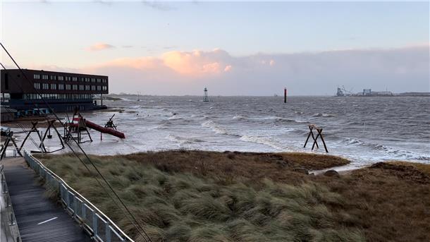 So sieht es in Bremerhaven während des Hochwassers aus.