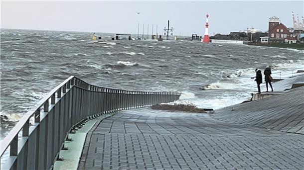 So sieht es in Bremerhaven während des Hochwassers aus.
