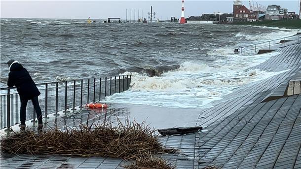 So sieht es in Bremerhaven während des Hochwassers aus.