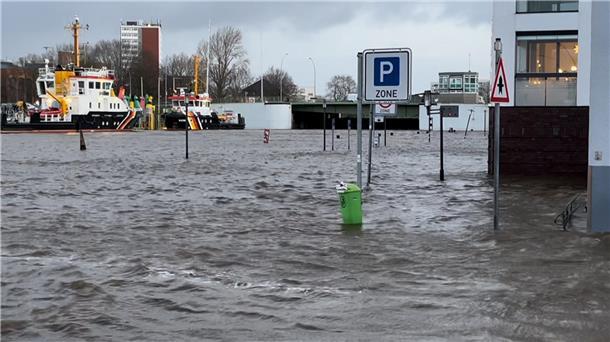 So sieht es in Bremerhaven während des Hochwassers aus.