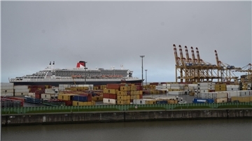 Die "Queen Mary 2" hat am Containerterminal in Bremerhaven festgemacht.