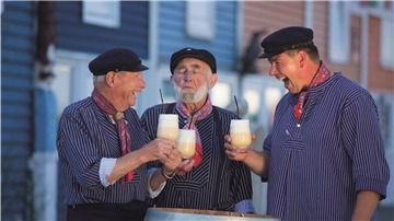 So trinkt der Norden: Diese drei Helgoländer schätzen den Eiergrog, Dafür wird in einem Punschglas Eigelb mit Zucker verrührt, Rum eingerührt und das Ganze mit heißer Milch aufgefüllt.
