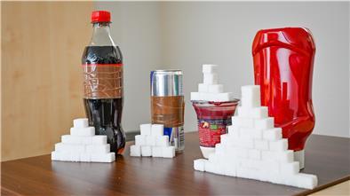 So viel Würfelzucker steckt in Cola, Energy-Drinks, Joghurts mit Geschmack und Ketchupflaschen.