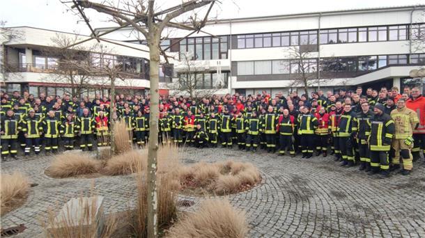 Unsere Helfer aus dem Cuxland geben alles in den Flutgebieten (mit Bildergalerie) So viele Helfer aus dem Cuxland waren am 30. und 31. Dezember in Verden: Insgesamt 178 Personen aus Geestland sowie den Gemeinden Schiffdorf und Wurster Nordseeküste