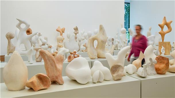 So viele Skulpturen waren noch nie im Gerhard-Marcks-Haus versammelt. Damit dort über 300 Arbeiten gezeigt werden können, stehen sie oft dicht an dicht - so wie im Atelier des Künstlers.
