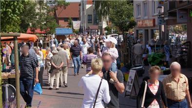 Menschen in der Fußgängerzone