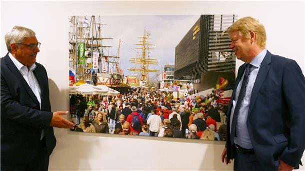 „Maritime Tage“ statt Lütte Sail in Bremerhaven So voll wie bei einer Sail werde es nicht im August. „Aber ohne Veranstaltung soll der Sommer 2021 nicht zu Ende gehen“, sagt Oberbürgermeister Melf Grantz (links). 50 Tage hat das Team der Erlebnis Bremerhaven um Geschäftsführer Ralf Meyer Zeit, die „Maritimen Tage“ im Detail vorzubereiten.