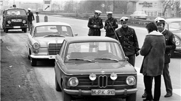 So wie hier in München kontrollierten im Juli 1971 Polizeibeamte auch in Blexen Fahrzeuge, in denen Angehörige der RAF (Rote Armee Fraktion) vermutet wurden.