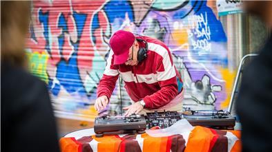 So wie schon in der Kulturnacht gezeigt, kann die Innenstadt auch junge Leute begeistern: Live-Graffiti zu passender Musik vom DJ wurde damals in der Fußgängerzone geboten.