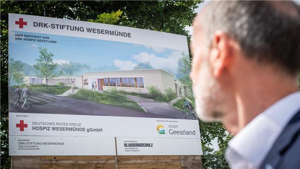 So wird das neue Hospiz Geestland aussehen, auch wenn es jetzt in Holzrahmenbauweise erstellt wird. Rolf Sünderbruch von der DRK-Stiftung blickt auf die Bauansicht des geplanten Gebäudes.