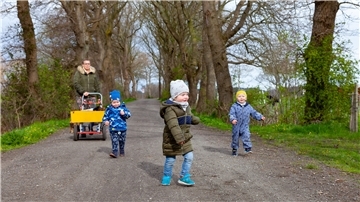 Sobald es das Wetter es erlaubt, geht Tagesmutter Stefanie Möller mit ihren Schützlingen Lucas, Max und Mads an die frische Luft. Den Knirpsen gefällt‘s.