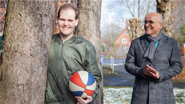 Söhnke (links) und sein Mentor Alfred Thaden. Der Fachmann für ambulante psychiatrische Pflege hat dem 20-Jährigen neues Selbstvertrauen geschenkt.