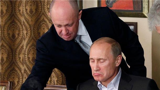 Söldnerführer Jewgeni Prigoschin serviert dem russischen Präsidenten Wladimir Putin in Prigoschins Restaurant außerhalb von Moskau Essen. Putin bestätigte indirekt dessen mutmaßlichen Tod bei einem Flugzeugabsturz.