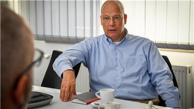 Sönke Allers ist verärgert. Besonders wegen der Art, wie in Bremen die Magistratsreformpläne „abgemeiert“ wurden. Das Verhältnis zwischen den Schwesterstädten sei gestört, sagt der SPD-Fraktionschef in der Stadtverordnetenversammlung. Foto: Scheschonka