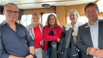 Sönke Thaden begrüßte an Bord seines Kutters Susanne Mittag, Esther Dilcher, Karin Logemann und Axel Linneweber (von links). Thema des Gesprächs war die weiterhin schwierige Lage der deutschen Fischer.