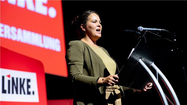 Sofia Leonidakis, Fraktionsvorsitzende der Partei „Die Linke“ in Bremen, am Rednerpult bei einer Parteiveranstaltung