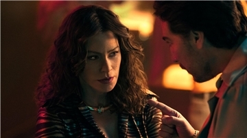 Sofia Vergara als Griselda und Alberto Ammann als Alberto Bravo in einer Szene der Netflix-Serie „Griselda“.