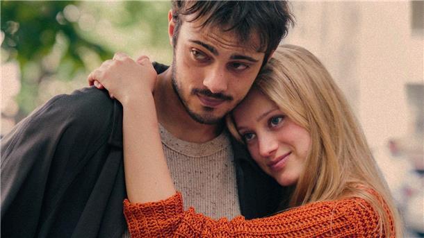 Sofiane Bennacer als Etienne und Nadia Tereszkiewicz als Stella in einer Szene des Films „Forever Young„.