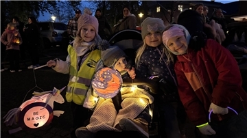 Lichterglanz in Zeven – Laternenfest begeistert Jung und Alt Kinder mit Laternen