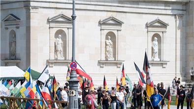 Sogenannte Reichsbürger demonstrieren auf dem Königsplatz in München. Titel der Veranstaltung ist: „Das große Treffen der Bundesstaaten, Heimath und Weltfrieden“. (Archivfoto)