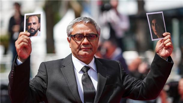 Geflohener Regisseur Mohammed Rassulof in Cannes Soheila Golestani und Missagh Sareh spielen wichtige Rollen im Film: Rassulof hat Fotos von ihnen dabei.