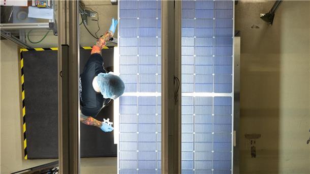 Solarhersteller plant Schließung von Werk in Sachsen Solarkonzern Meyer Burger: Am Standort Freiberg sind 500 Arbeitskräfte beschäftigt.