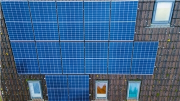 Heizung, Dämmung, Strom: Fachberatung für Hauseigentümer im Landkreis Module einer Photovoltaik-Anlage liegen auf dem Dach eines Privathauses.