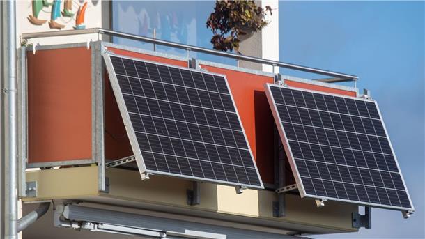 China dominiert Import von Photovoltaikanlagen Solarmodule für ein sogenanntes Balkonkraftwerk hängen an einer Wohnung in Stralsund.