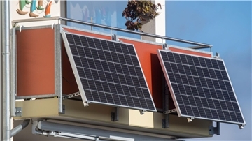 Solarmodule für ein sogenanntes Balkonkraftwerk hängen an einer Wohnung in Stralsund.