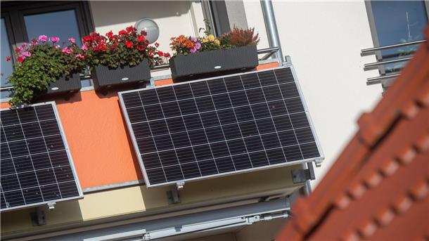 Zehn Klima-Signale, die - ein bisschen - Hoffnung geben Solarmodule für ein sogenanntes Balkonkraftwerk hängen an einem Balkon in Stralsund.