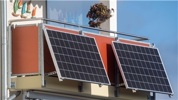 Solarmodule für ein sogenanntes Balkonkraftwerk: Sie gewinnen seit vergangenem Jahr - auch wegen der stark gestiegenen Strompreise - an Popularität.