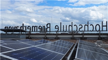Solarpaneele, wie sie hier auf dem Dach der Hochschule aufgebaut sind, können auch in Unternehmen die Energiekosten senken und die Klimabilanz verbessern.