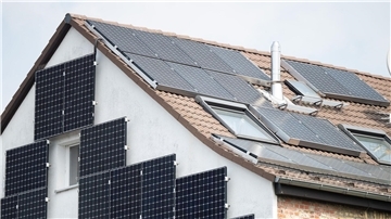 Solarpanele sind an der Fassade und auf dem Dach eines Hauses in Frankfurt befestigt.