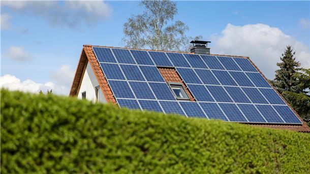 Solarstrom vom eigenen Dach ist Thema eines Online-Kurses. In dem Vortrag vermitteln Experten der Verbraucherzentrale zunächst Grundwissen zum Thema und informieren über Fördermöglichkeiten.