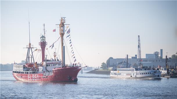 Solche Bilder bietet nur ein Ereignis wie die Schiffsparade: Das Feuerschiff "Bürgermeister O’Swald II" (1948 bis 1988 auf der Elbe im Einsatz) und die "Oceana" (Baujahr 1937, bis heute im Linienverkehr zwischen Bremen und Bremerhaven) sind gemeinsam auf der Weser unterwegs.